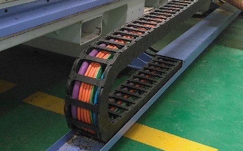 電纜、氣管、水管都可置于拖鏈中